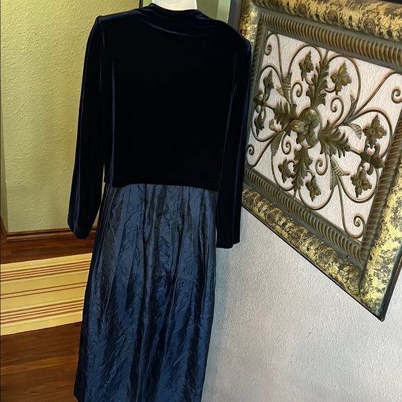 VTG Jessica Howard Elegant Black Velvet Dress/ Jacket  Button Details Sz 10P - Picture 5 of 16